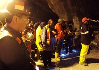 Pekerja dan tim penyelamatan berdoa sebelum melakukan pencarian. Sementara itu PT Freeport Indonesia merevisi jumlah korban insiden runtuhnya tambang bawah tanah di Papua. Jumlah total korban direvisi dari 39 orang menjadi hanya 38 orang, dari jumlah itu 23 orang belum diketahui nasibnya. (Wildan Kesuma).