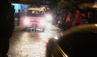 Tiga ambulans keluar dari dermaga Wijayapura, Cilacap, Jawa Tengah pada Jumat (17/5/2013) sekitar pukul 02.35 WIB. Arbi Anugrah/detikcom.
