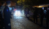 Pengamanan sangat ketat saat mobil ketiga jenazah tersebut keluar dari dermaga. Arbi Anugrah/detikcom.