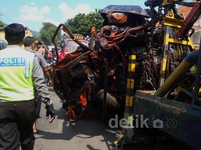 Bus vs Pikap di Banyumas, 1 Orang Tewas