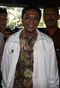 Saat tiba di Pengadilan Tipikor, suami Sefti Sanustika itu melempar senyuman. Lamhot Aritonang/detikFoto.