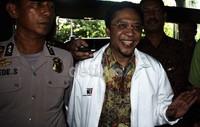 Fathanah terlihat agak kurus dan terbalut kemeja batik warna merah marun serta jaket tahanan KPK warna putih. Lamhot Aritonang/detikFoto.