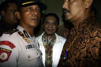 Pria berambut klimis itu dikawal seorang petugas pengawal tahanan KPK. Lamhot Aritonang/detikFoto.