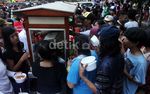 Hadiri Pelantikan Wali Kota, Warga Serbu Jajanan Gratis