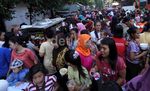 Hadiri Pelantikan Wali Kota, Warga Serbu Jajanan Gratis