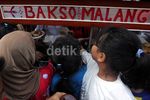 Hadiri Pelantikan Wali Kota, Warga Serbu Jajanan Gratis