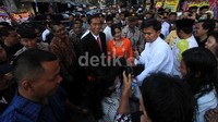 Jokowi dengan mengenakan jas hitam tampak didampingi istrinya.