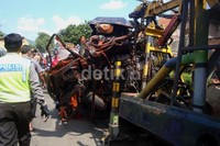 Mobil Pikap nahas tersebut diderek. Arbi Anugrah/detikFoto.