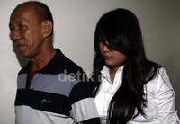 Seorang pria kerabatnya trutu menemani Maharani. Lamhot Aritonang/detikFoto.