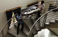 Polisi mengamankan sejumlah barang bukti dari dalam rumah.