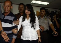 Rani memasuki ruang sidang didampingi ayahnya dan dikawal beberapa polisi. Lamhot Aritonang/detikFoto.