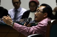 Mentan Suswono dalam kesaksiannya di persidangan mengaku hanya dua kali bertemu dengan Ahmad Fathanah, tersangka kasus suap impor daging. Lalu politikus PKS langsung mengubah keterangannya setelah jaksa KPK menunjukkan foto-foto pertemuan lain. Lamhot Aritonang/detikFoto.