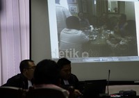 Jaksa menunjukan salah foto pertemuan Suswono dengan Fathanah. Lamhot Aritonang/detikFoto.