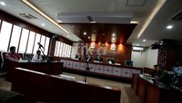 Sidang kode etik ini dihadiri anggota Bawaslu Nelson Simanjuntak, anggota KPU Ida Budhiarti dan Arief Budiman. DKPP menyatakan KPU melanggar kode etik dan menjatuhkan sanksi tertulis. KPU diminta merubah sikap dan saling menghargai Bawaslu.