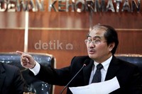 DKPP juga menyatakan pengadilan PTTUN tidak berhak menyatakan KPU melanggar kode etik seperti dalam putusan PTTUN DKI Jakarta. Sebab, menurut DKPP, pengadilan hanya berfungsi menegakan hukum, bukan kode etik.