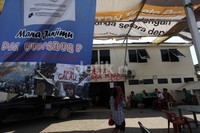Proyek ini ditentang oleh warga yang menolak direlokasi.
