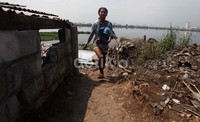 Warga Waduk Pluit menolak direlokasi ke rumah susun. Penolakan itu lantaran mereka harus menyewa unit rusun jika dipindah.