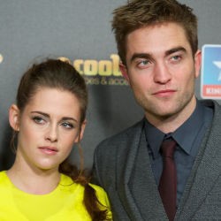 Di Ultahnya, Robert Pattinson Cekcok dengan Kristen Stewart