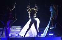 Lewat tampilan siluetnya di atas panggung, kekasih Casper Smart itu memamerkan tubuhnya yang seksi. Kevin Winter/Getty Images/AFP.