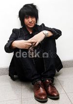 Gaya Serba Hitam Kevin Aprilio