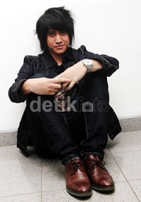 Ia menyentuh gaya serba hitamnya itu dengan sepatu coklat. Gusmun/detikFoto.