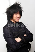 Gaya Serba Hitam Kevin Aprilio