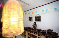 Ornamen-ornamen sederhana yang kental dengan nuansa Bali pun ia tonjolkan demi kenyamanan pengunjung.