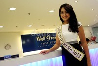 Miss Indonesia 2013, Vania Larissa, yang terlihat cantik dan anggun dengan memakai gelar Miss Indonesia.