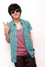 Gaya Bisma SMASH Berkacamata Hitam