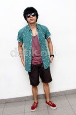 Gaya Bisma SMASH Berkacamata Hitam