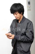 Gaya Bisma SMASH Berkacamata Hitam