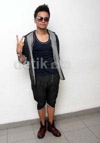 Reza tampil santai tapi tetap gaya dengan kacamata hitamnya. Gus Mun/detikHOT.