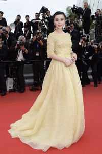 Fan Bingbing, aktris asal Cina itu terlihat cantik dengan gaun Elie Saab Couture yang mempesona. AFP PHOTO / ANNE-CHRISTINE POUJOULAT.