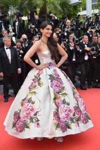Turun ke red carpet, aktris sekaligus model asal India, Sonam Kapoor tampil berseri-seri mengenakan gaun mekar dari Dolce & Gabbana. AFP PHOTO / ALBERTO PIZZOLI.