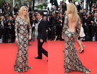 Aimee Mullins dililit ular saat berpose di red carpet. AFP PHOTO / ALBERTO PIZZOLI.