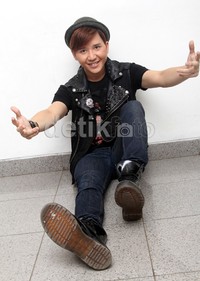 Topi juga melengkapi gaya ala rocker Rangga 'Smash'. Gus Mun/detikHOT.