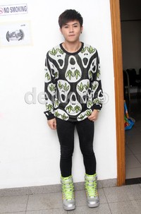 Rafael 'SMASH' eksis dengan balutan busana bernuansa hitam-putih-hijau. Gus Mun/detikHOT.