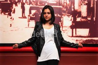 Michelle tampil casual mengenakan kaus putih, dipadu jaket hitam dan legging berwarna senada.