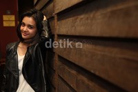 Saat ini, ia mengaku tengah menjalin cinta dengan aktor tampan Marcell Darwin.