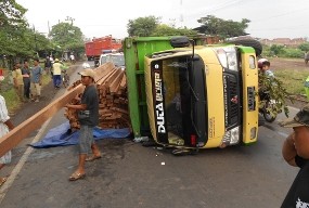 Truk Muat Kayu Terguling, Kemacetan Mengular 2 Km