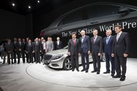 CEO dan bos Mercedes-Benz Cars Dieter Zetsche, Chairman of the supervisory board Daimler Manfred Bischoff, dan tim S-Class berpose dengan S-Class. (dok Mercy).