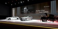 S-Class memang merupakan mobil yang mewah, mobil ini menjadi pionir di segala aspek. Pertama di dunia, dimana setiap penumpang bisa mengakses sendiri sistem infotainment di mobil. (dok Mercy).