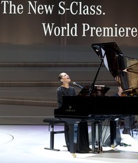 Penyanyi R&B Alicia Keys menunjukkan kebolehannya bermain piano di acara peluncuran S-Class bersama dengan Hamburg Symphony Orchestra. (dok Mercy).