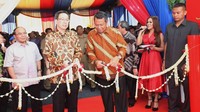 Pembukaan outlet ini dibuka oleh Wakil Walikota Tangerang Selatan, Bpk Drs. Benyamin Davie dan oleh Presiden Direktur PT Astra International, Tbk, Bpk Prijono Sugiarto, serta dihadiri oleh Bpk Sudirman MR selaku Direktor PT Astra International, Tbk dan Bpk Suparno Djasmin selaku Chief Director PT Astra International, Tbk. Dan yang pastinya dihadiri oleh para management PT Isuzu Astra Motor Indonesia selaku ATPM Isuzu di Indonesia serta para customer setia Isuzu. (dok. Isuzu)