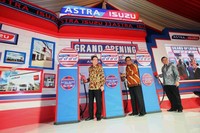 Perpindahan outlet ini dikarenakan mengikuti perkembangan bisnis Isuzu di Indonesia. Dengan pengembangan segment komersial baik dari segment truk kelas ringan dan truk kelas menengah, maka menyebabkan outlet Palmerah sudah tidak dapat mengakomodir perkembangan tersebut. Hal ini disebabkan area Palmerah tidak diperkenankan dilintasi oleh kendaraan truck kelas menengah. (dok. Isuzu)