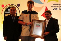 Matthew J. Ryan (tengah) mewakili PT. Topindo Atlas Asia menerima Brand of Choice by Community 2013. (dok TOP 1).