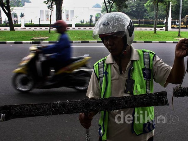 Membersihkan Ranjau Paku di Depan Istana