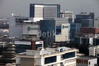 Selain hunian yang telah padat, gedung-gedung pencakar langit baik untuk pusat perbelanjaan, perkantoran atau apartemen terus dibangun di ibu kota.
