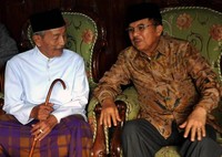 JK yang juga Ketua Dewan Masjid Indonesia bertemu Pimpinan Ponpes An-Nur KH Nawawi Abdul Aziz sebelum memberikan kuliah umum.