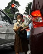 Berjualan Bunga untuk Biaya Sekolah